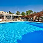 Θέρετρο Paxos Club &